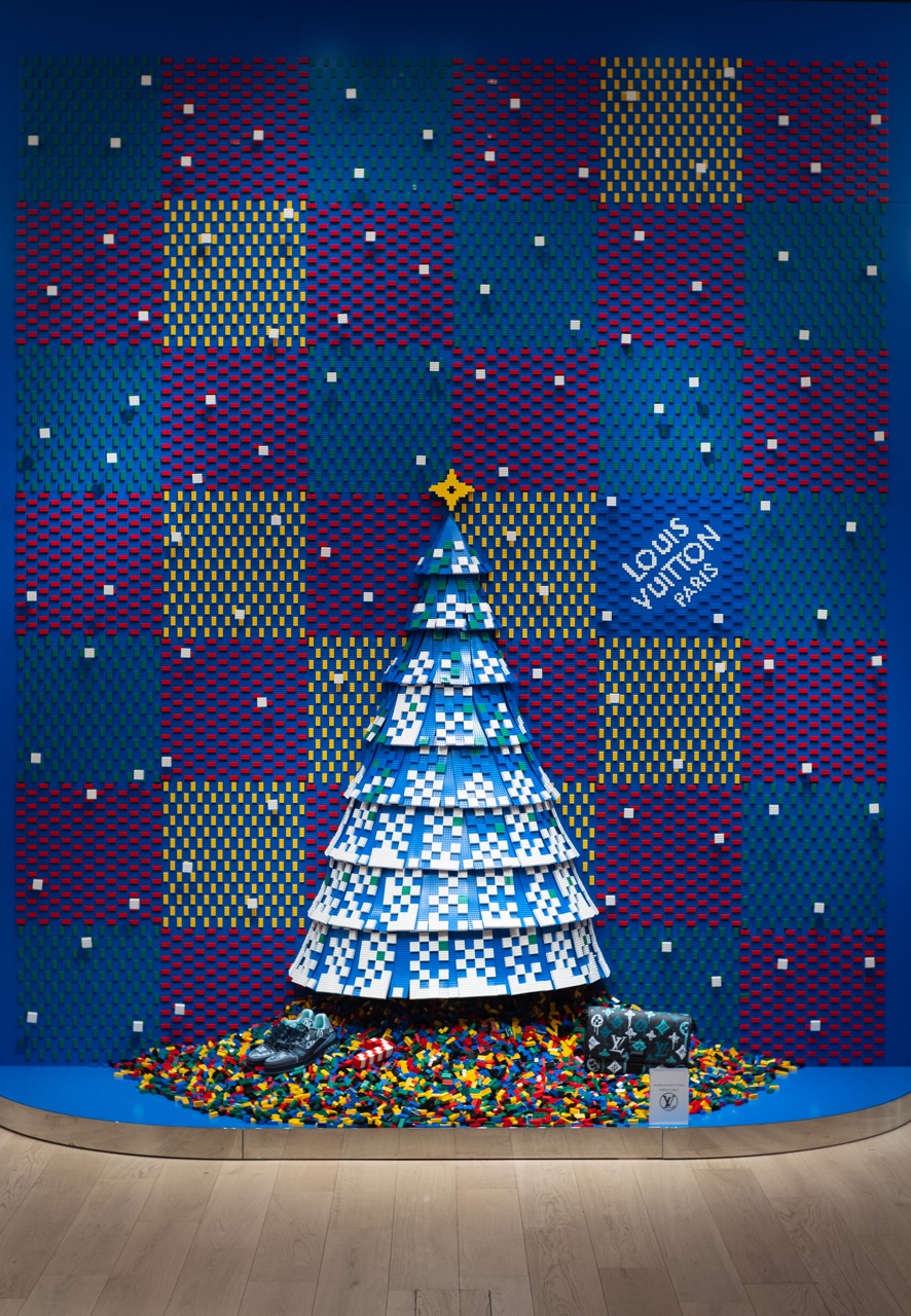 Beautiful Louis Vuitton Christmas tree! One of these days I will