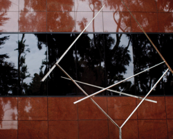 George Rickey takes the wind as his partner and uses real movement in this perfectly balanced kinetic work. Those who stop to observe the interaction between nature and this sculpture will see that the shaft and the Y-shaped branches of the slender pole rotate, while four bars shift and constantly reposition themselves and rearrange the space between them. Rickey’s art does not imitate nature but moves in concert with it.